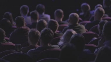 İş konferansına katılanlar oturup dinlesin.