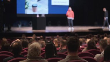 Seyirci atölyede öğretim görevlisini dinliyor