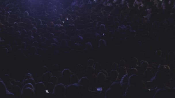 Los asistentes a la conferencia de negocios se sientan y escuchan — Vídeos de Stock