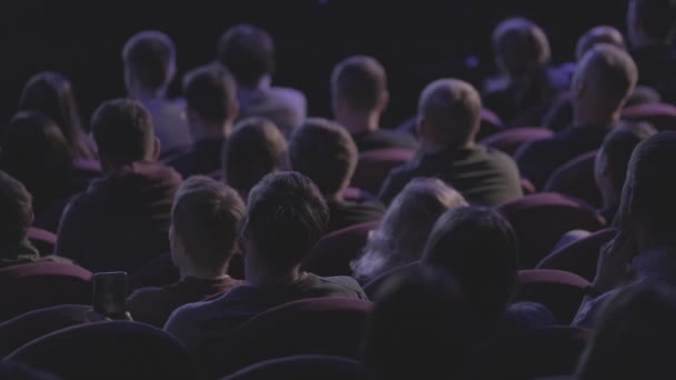 Účastníci obchodní konference sedí a poslouchají — Stock video