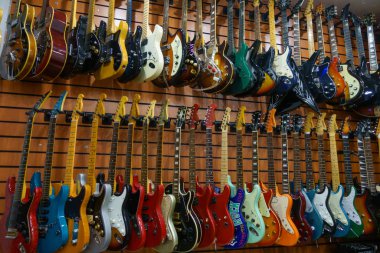 Gitarlar satılığa çıktı