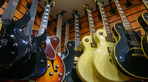 Guitarras na loja para venda — Fotografia de Stock