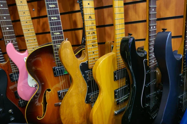 Guitars in store for sale — Stock Photo, Image