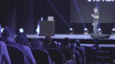 Seyirci atölyede öğretim görevlisini dinliyor