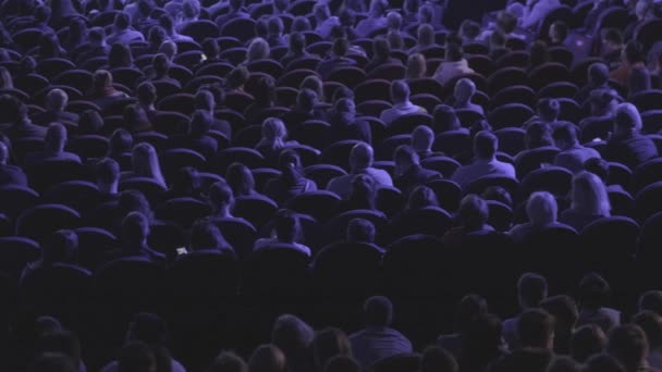 Los asistentes a la conferencia de negocios se sientan y escuchan — Vídeos de Stock