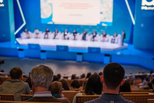 Mensen wonen zakelijke bijeenkomst in zaal van het hotelcongres — Stockfoto