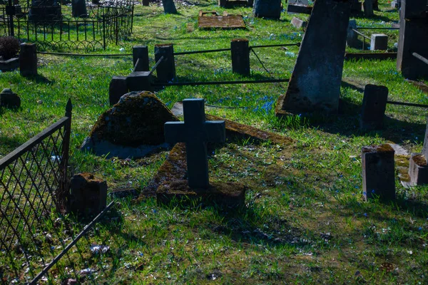 Tombe e croci nel vecchio cimitero — Foto Stock