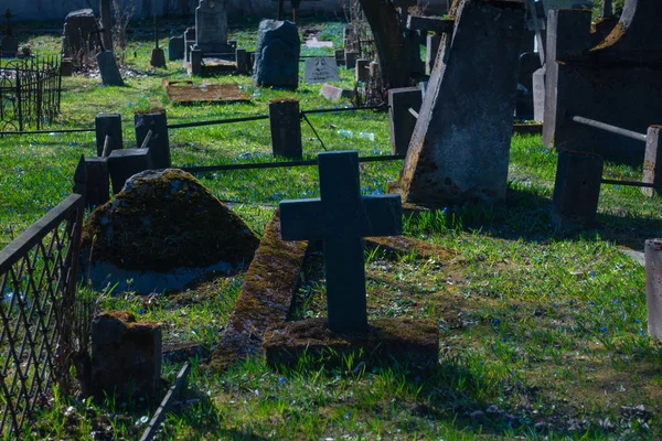 Tombe e croci nel vecchio cimitero — Foto Stock