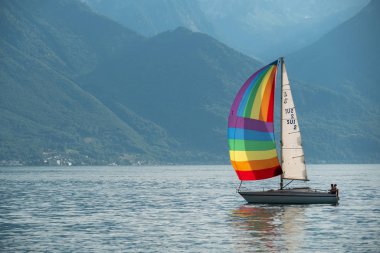 Cenevre Gölü 'nde gökkuşağı yelkenli