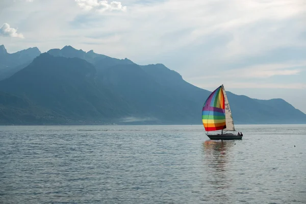 Jacht mit Regenbogensegel im Genfer See — Stockfoto