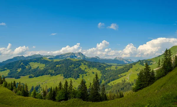 Paysage panoramique à la campagne en Suisse — Photo