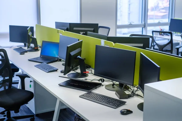 Monitores de ordenador en el lugar de trabajo — Foto de Stock