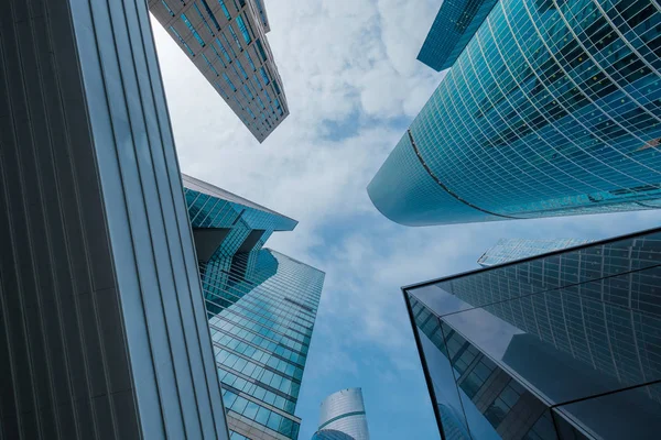 Wolkenkrabbers in het centrum, benedenaanzicht — Stockfoto