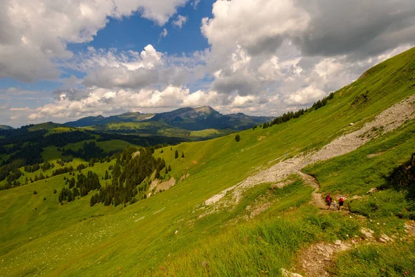 Randonneurs randonnée en famille en Suisse Alpes — Photo