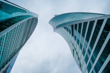 Şehir merkezindeki gökdelenler, alt manzara