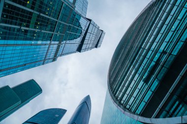 Şehir merkezindeki gökdelenler, alt manzara