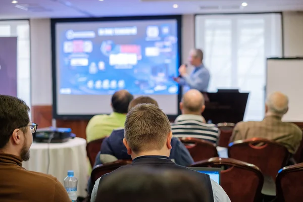 Publikum hört Dozent bei Workshop zu — Stockfoto