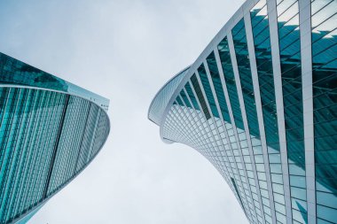 Şehir merkezindeki gökdelenler, alt manzara