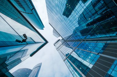 Şehir merkezindeki gökdelenler, alt manzara