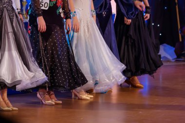 Dans yarışmasında balo elbiseli kızlar