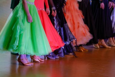Dans yarışmasında balo elbiseli kızlar
