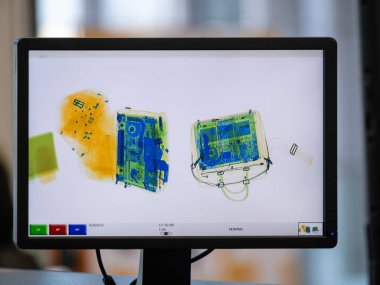 X-ray tarayıcı ekranında taranan Bagaj