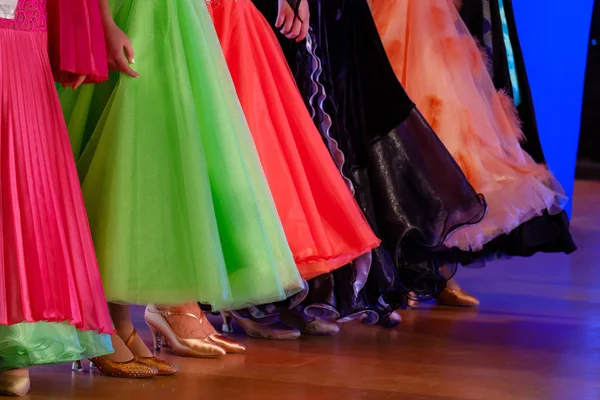 Meninas em vestidos de baile na competição de dança — Fotografia de Stock