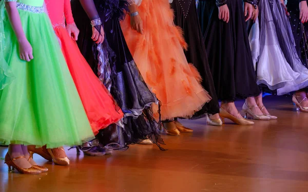 Девушки в бальных платьях на танцевальном конкурсе — стоковое фото