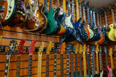 Gitarlar satılığa çıktı