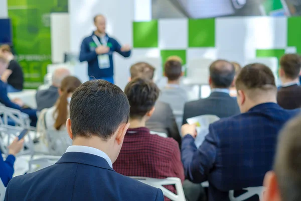 Publiek luistert naar de docent tijdens de conferentie — Stockfoto