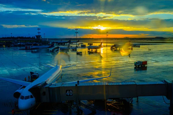 Paisaje del aeropuerto internacional al atardecer — Foto de Stock