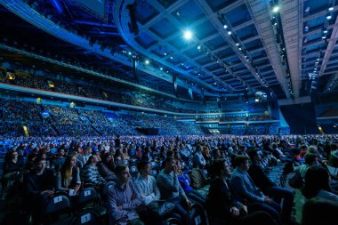 İnsanlar iş konferansına sinerji küresel Forum Kongre salonunda