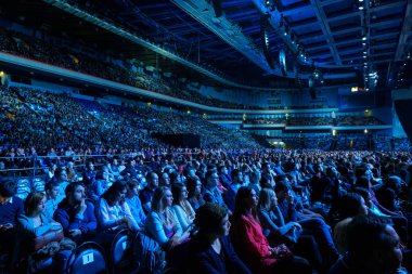 İnsanlar iş konferansına sinerji küresel Forum Kongre salonunda