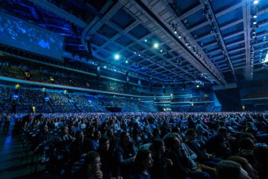İnsanlar iş konferansına sinerji küresel Forum Kongre salonunda