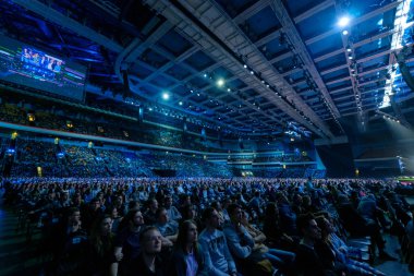 İnsanlar iş konferansına sinerji küresel Forum Kongre salonunda