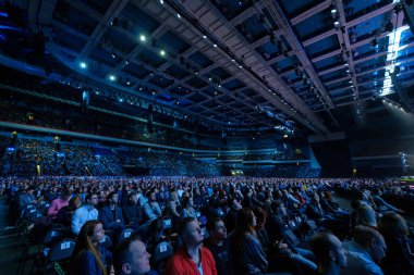 İnsanlar iş konferansına sinerji küresel Forum Kongre salonunda
