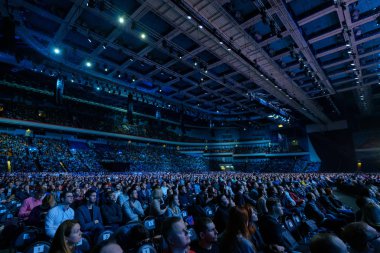 İnsanlar iş konferansına sinerji küresel Forum Kongre salonunda