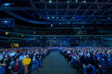 İnsanlar iş konferansına sinerji küresel Forum Kongre salonunda