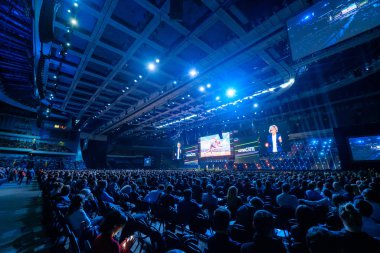 İnsanlar iş konferansına sinerji küresel Forum Kongre salonunda