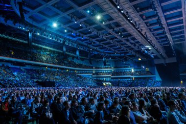 İnsanlar iş konferansına sinerji küresel Forum Kongre salonunda