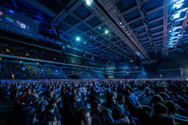 İnsanlar iş konferansına sinerji küresel Forum Kongre salonunda