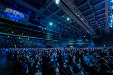 İnsanlar iş konferansına sinerji küresel Forum Kongre salonunda