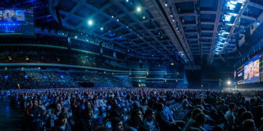 İnsanlar iş konferansına sinerji küresel Forum Kongre salonunda