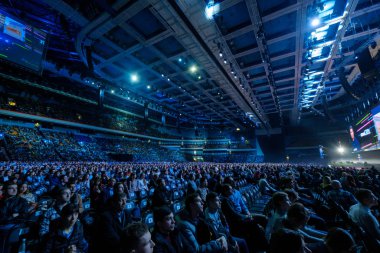İnsanlar iş konferansına sinerji küresel Forum Kongre salonunda