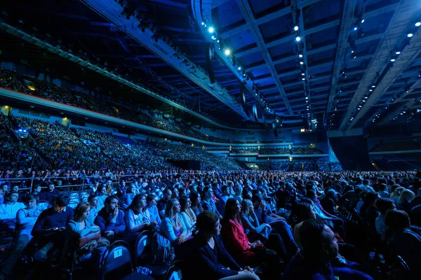 Pessoas participam de conferência de negócios na sala de congressos do Synergy Global Forum — Fotografia de Stock