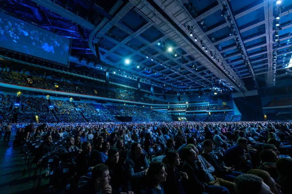 Lidé navštěvovat obchodní konference v kongresovém sále na globálním fóru synergie — Stock fotografie