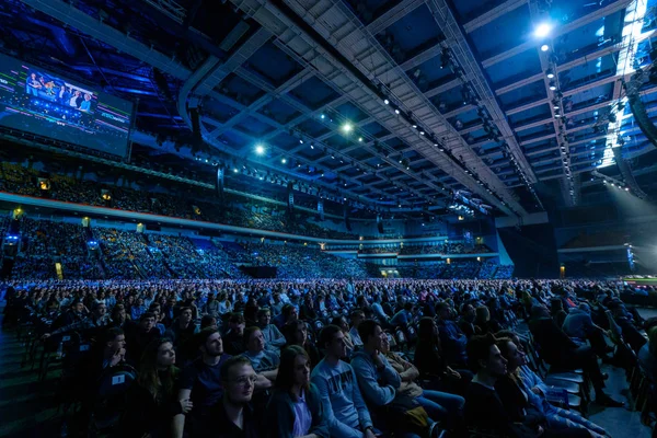 Pessoas participam de conferência de negócios na sala de congressos do Synergy Global Forum — Fotografia de Stock