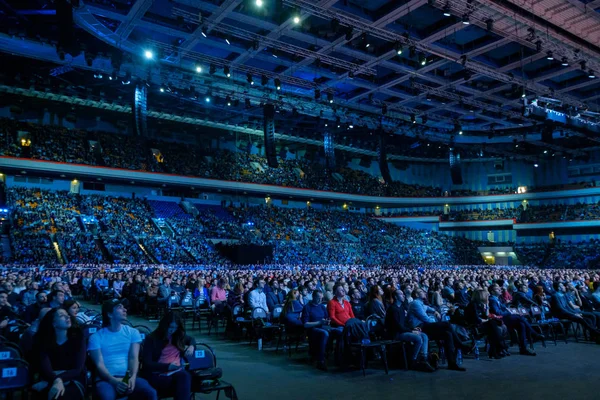 Lidé navštěvovat obchodní konference v kongresovém sále na globálním fóru synergie — Stock fotografie