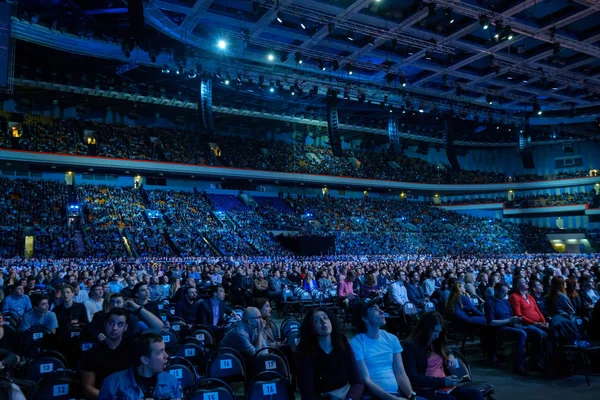 Pessoas participam de conferência de negócios na sala de congressos do Synergy Global Forum — Fotografia de Stock