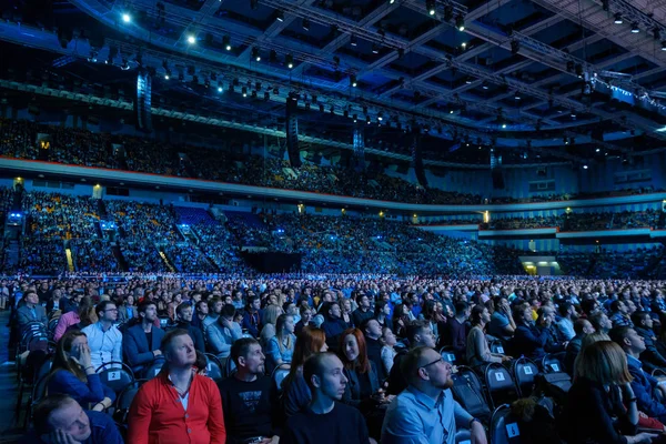 La gente asiste a una conferencia de negocios en la sala de congresos del Synergy Global Forum — Foto de Stock